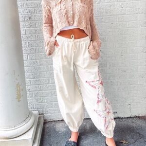 POL OffWhite/Ivory Cropped Pants with Floral 🌸& Stars ⭐️ Design Large NWOT